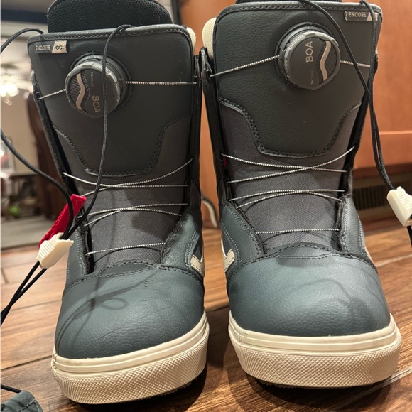 Like New - Vans Women’s 5.5 Encore OG Snowboard Boots - Picture 2 of 10
